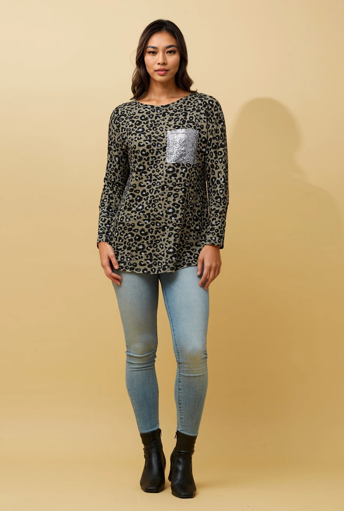 ATTIMA SEQUIN PATCH POCKET LEAOPRAD TOP